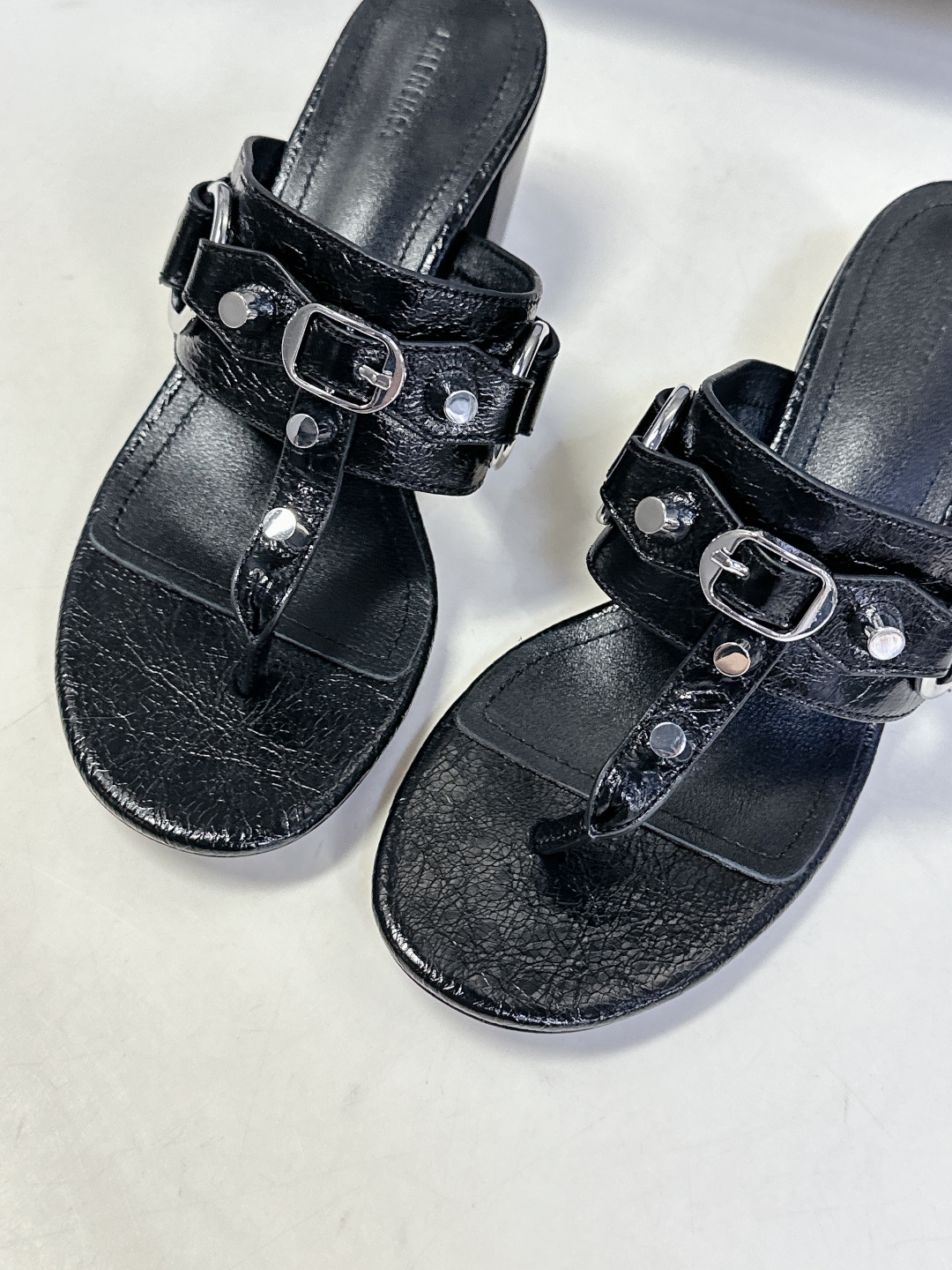  BALENCIAGA 巴黎世家新款金属铆钉凉拖鞋系列
    超多明星时尚博主种草夏天必备这CAGOL