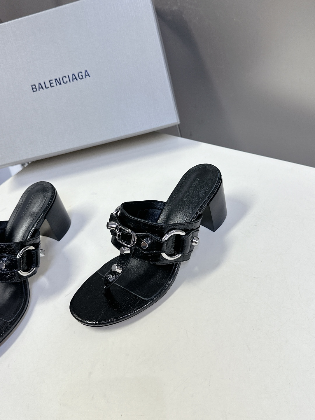  BALENCIAGA 巴黎世家新款金属铆钉凉拖鞋系列
    超多明星时尚博主种草夏天必备这CAGOL