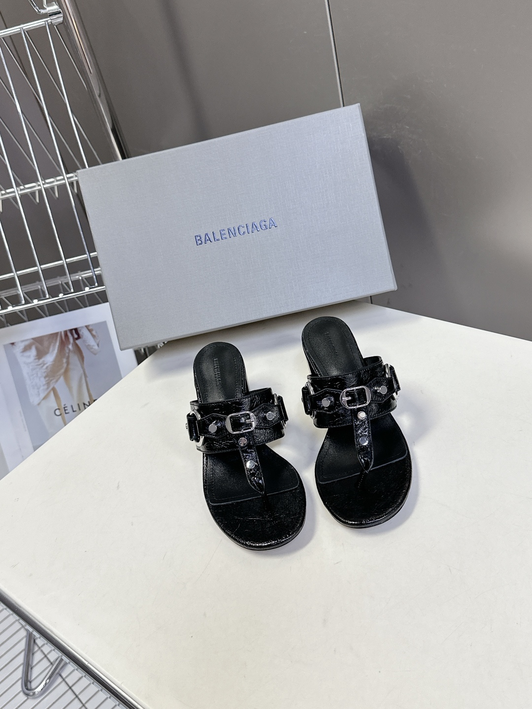  BALENCIAGA 巴黎世家新款金属铆钉凉拖鞋系列
    超多明星时尚博主种草夏天必备这CAGOL