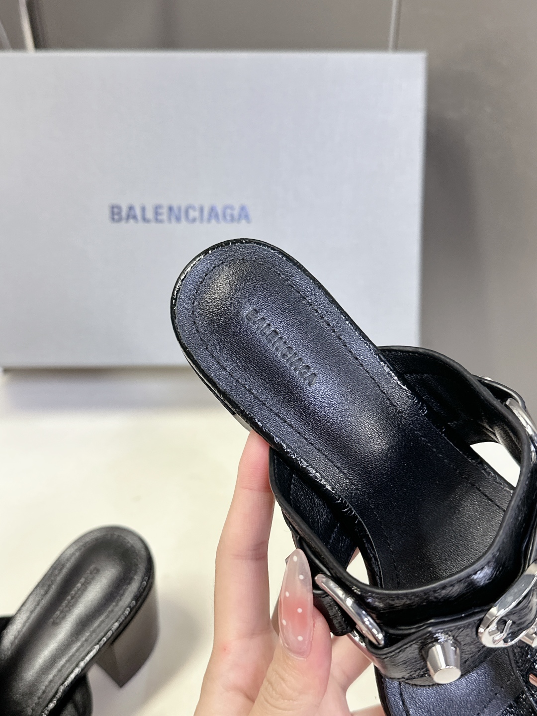  BALENCIAGA 巴黎世家新款金属铆钉凉拖鞋系列
    超多明星时尚博主种草夏天必备这CAGOL