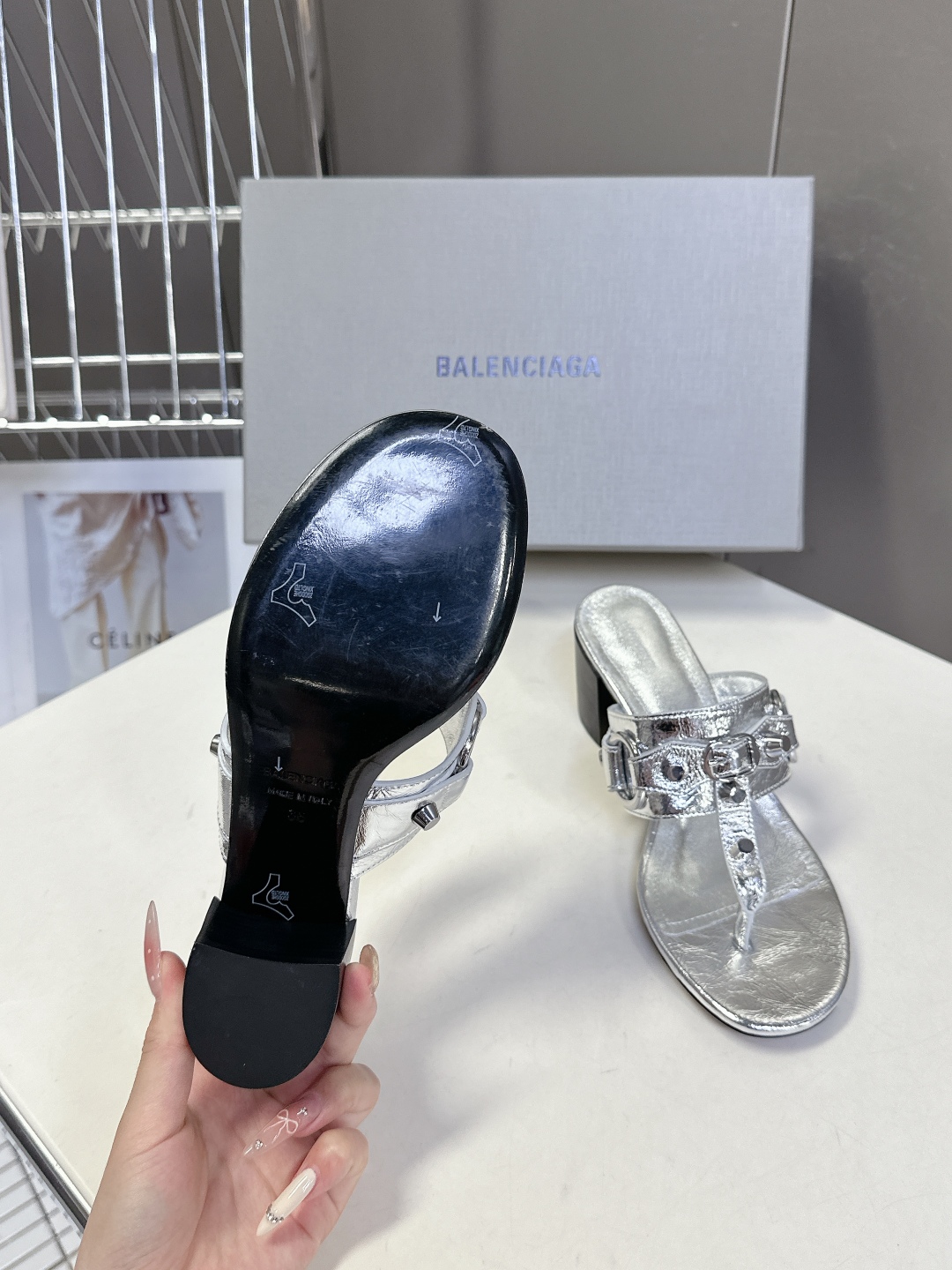  BALENCIAGA 巴黎世家新款金属铆钉凉拖鞋系列
    超多明星时尚博主种草夏天必备这CAGOL