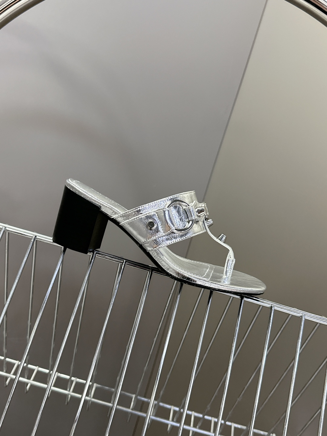  BALENCIAGA 巴黎世家新款金属铆钉凉拖鞋系列
    超多明星时尚博主种草夏天必备这CAGOL