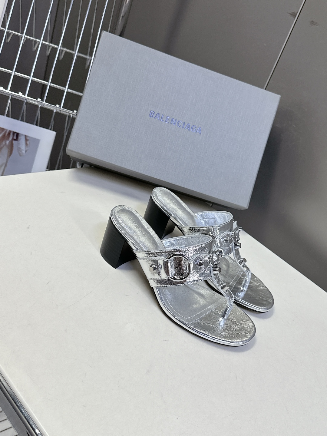  BALENCIAGA 巴黎世家新款金属铆钉凉拖鞋系列
    超多明星时尚博主种草夏天必备这CAGOL