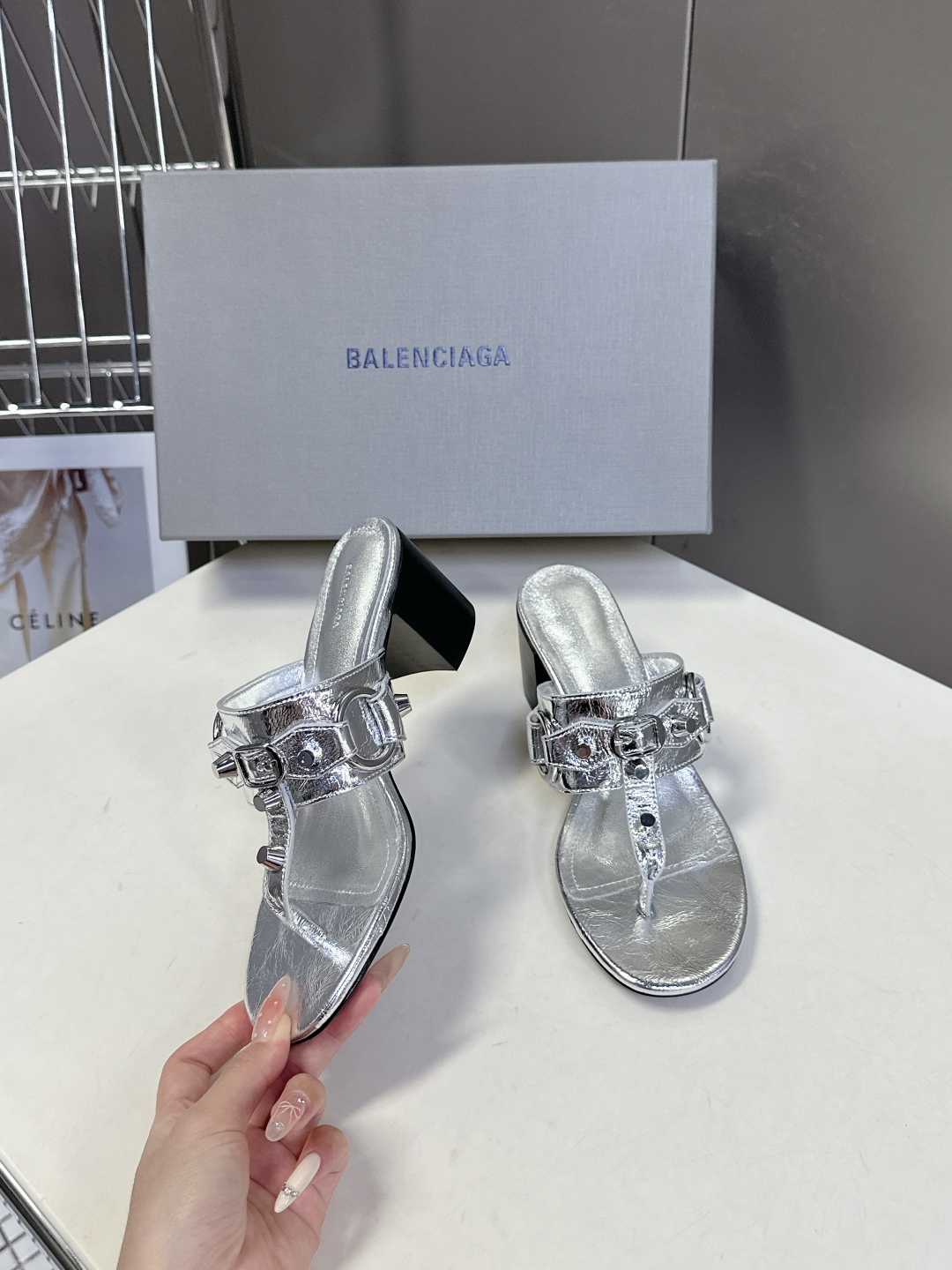  BALENCIAGA 巴黎世家新款金属铆钉凉拖鞋系列
    超多明星时尚博主种草夏天必备这CAGOL