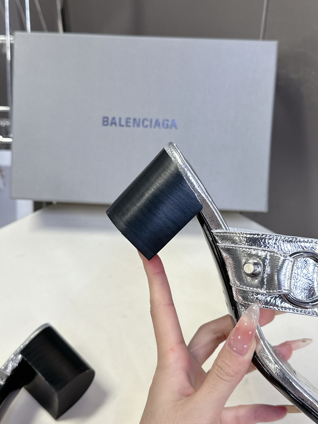  BALENCIAGA 巴黎世家新款金属铆钉凉拖鞋系列
    超多明星时尚博主种草夏天必备这CAGOL