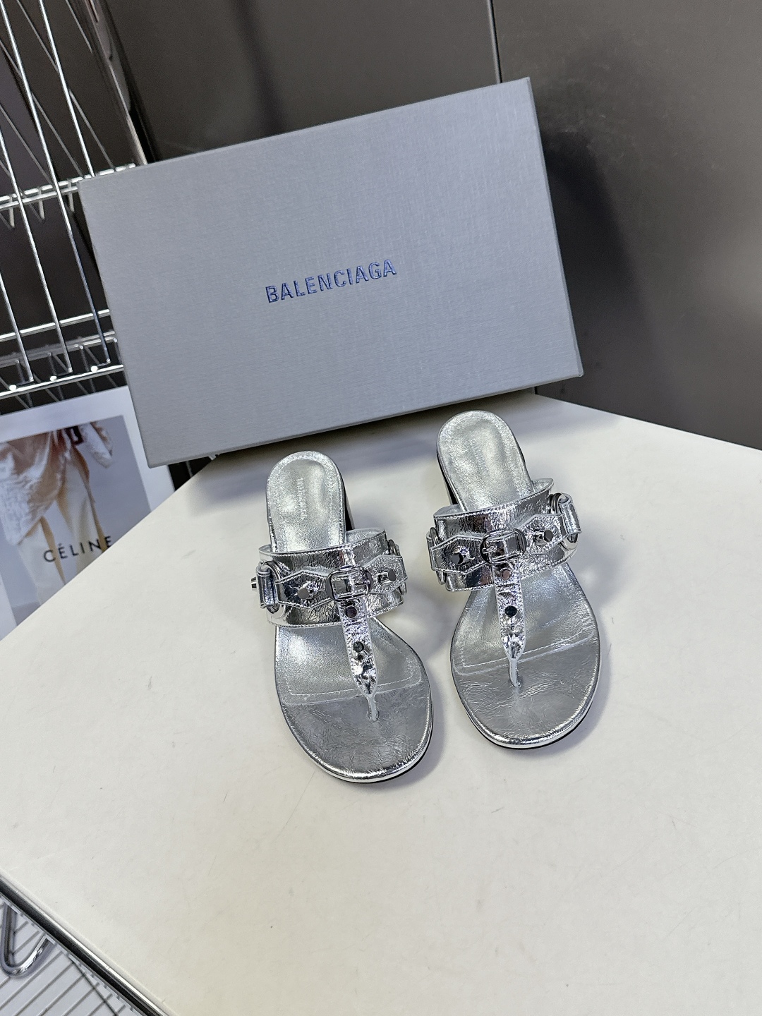  BALENCIAGA 巴黎世家新款金属铆钉凉拖鞋系列
    超多明星时尚博主种草夏天必备这CAGOL