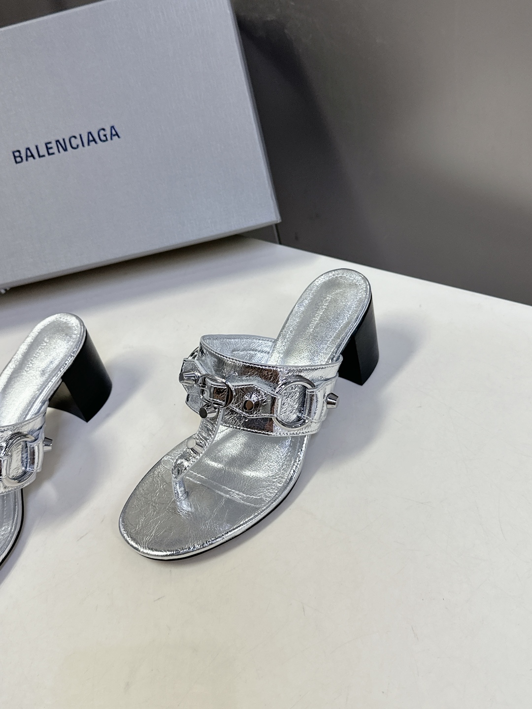  BALENCIAGA 巴黎世家新款金属铆钉凉拖鞋系列
    超多明星时尚博主种草夏天必备这CAGOL
