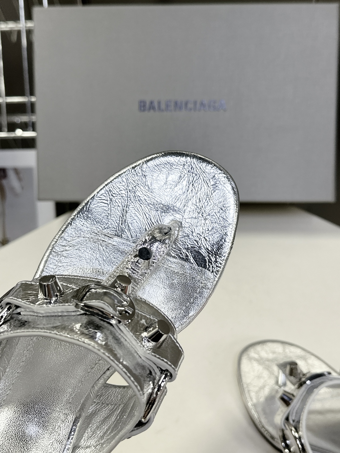  BALENCIAGA 巴黎世家新款金属铆钉凉拖鞋系列
    超多明星时尚博主种草夏天必备这CAGOL