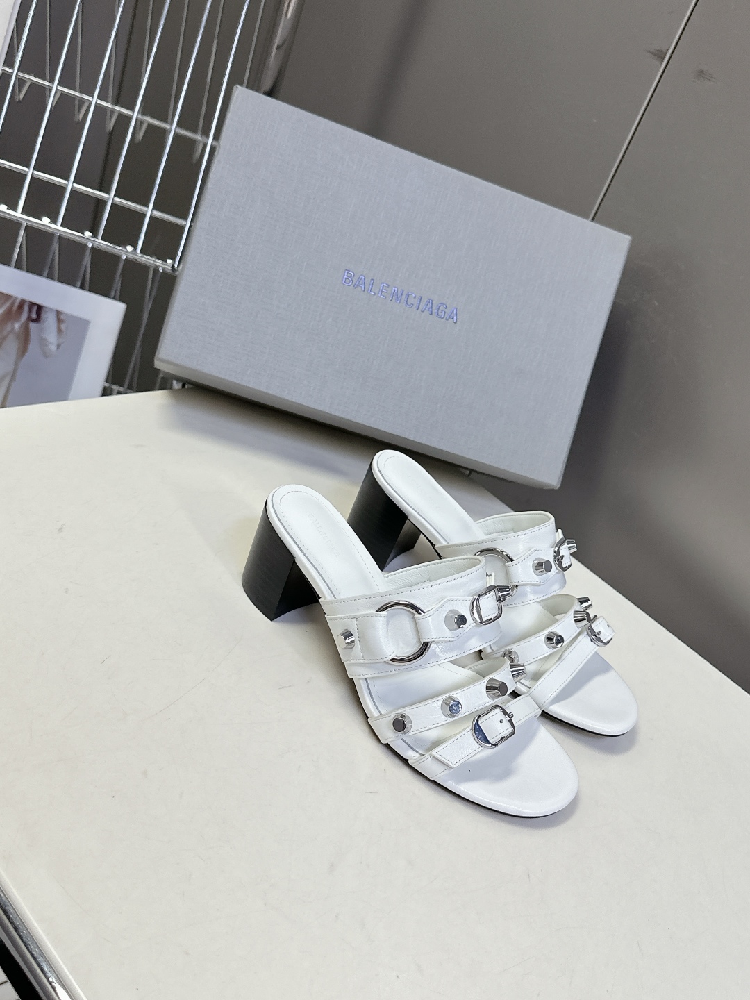  BALENCIAGA 巴黎世家新款金属铆钉凉拖鞋系列
    超多明星时尚博主种草夏天必备这CAGOL
