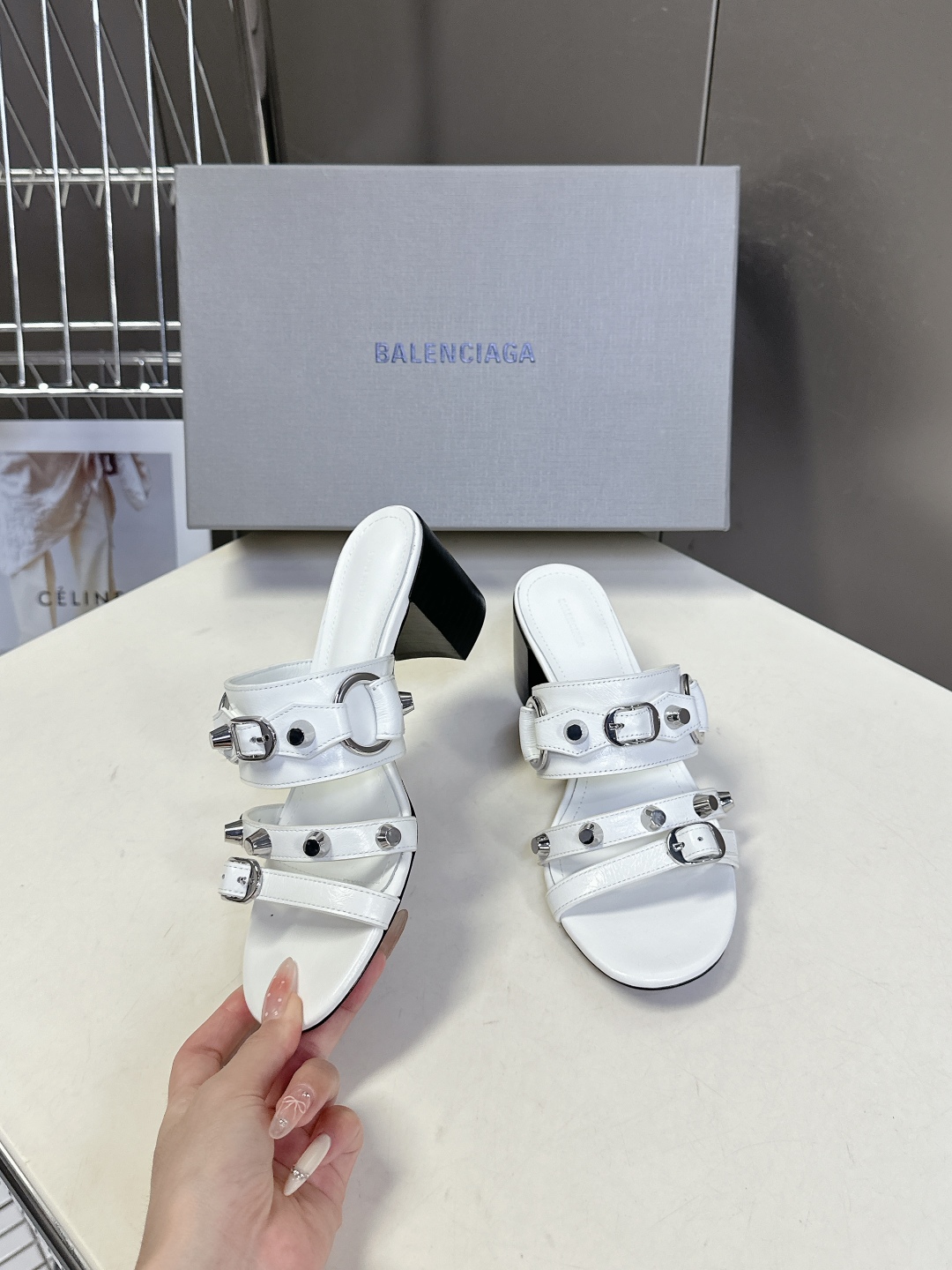  BALENCIAGA 巴黎世家新款金属铆钉凉拖鞋系列
    超多明星时尚博主种草夏天必备这CAGOL