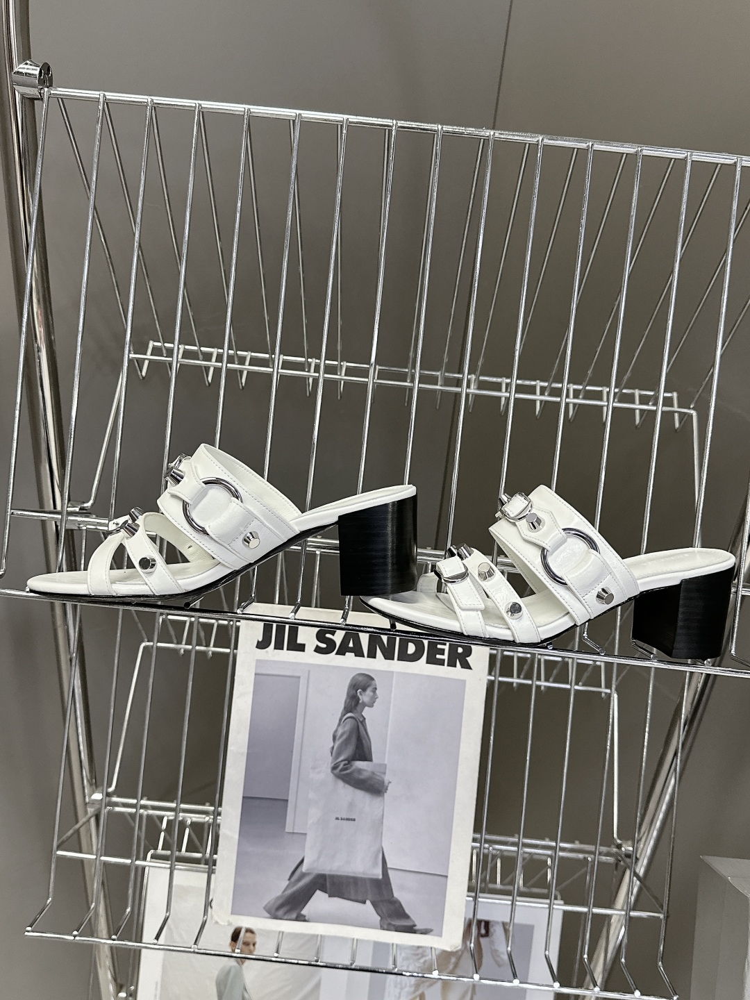  BALENCIAGA 巴黎世家新款金属铆钉凉拖鞋系列
    超多明星时尚博主种草夏天必备这CAGOL