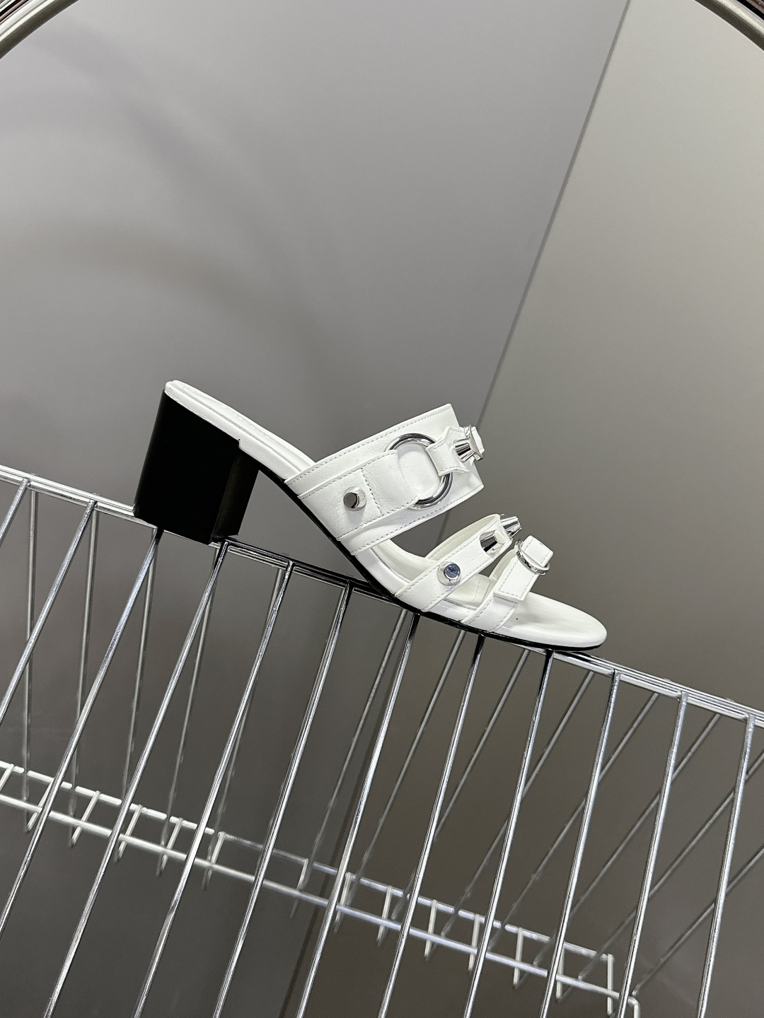  BALENCIAGA 巴黎世家新款金属铆钉凉拖鞋系列
    超多明星时尚博主种草夏天必备这CAGOL