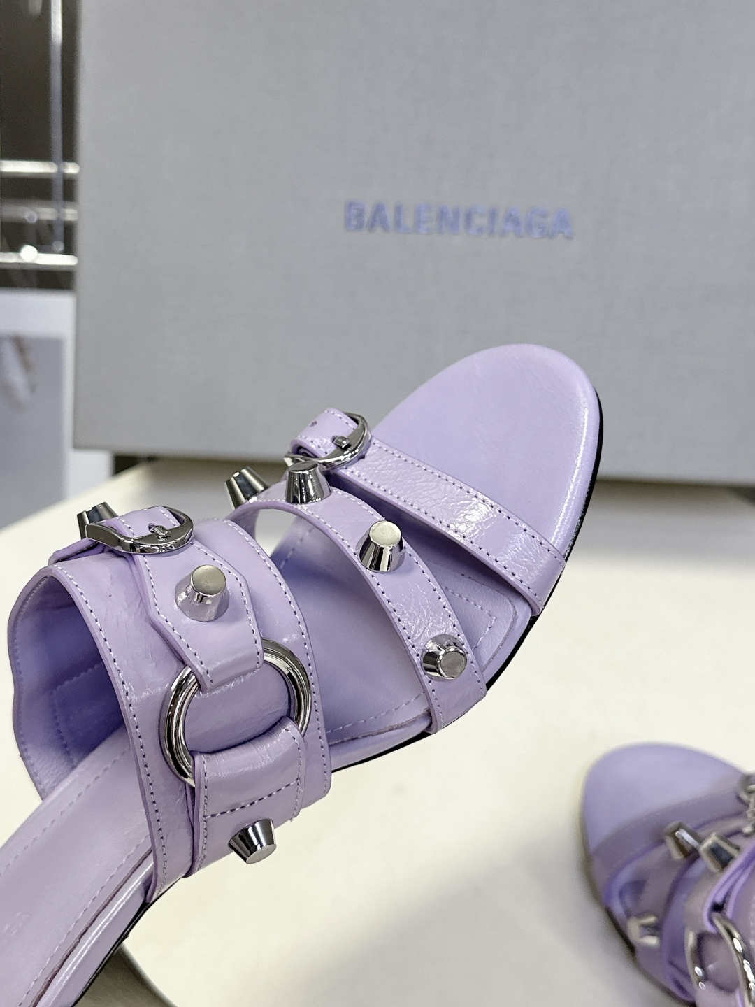  BALENCIAGA 巴黎世家新款金属铆钉凉拖鞋系列
    超多明星时尚博主种草夏天必备这CAGOL