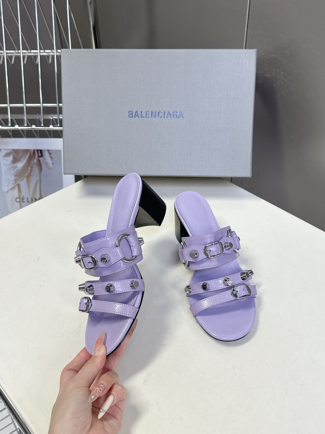  BALENCIAGA 巴黎世家新款金属铆钉凉拖鞋系列
    超多明星时尚博主种草夏天必备这CAGOL
