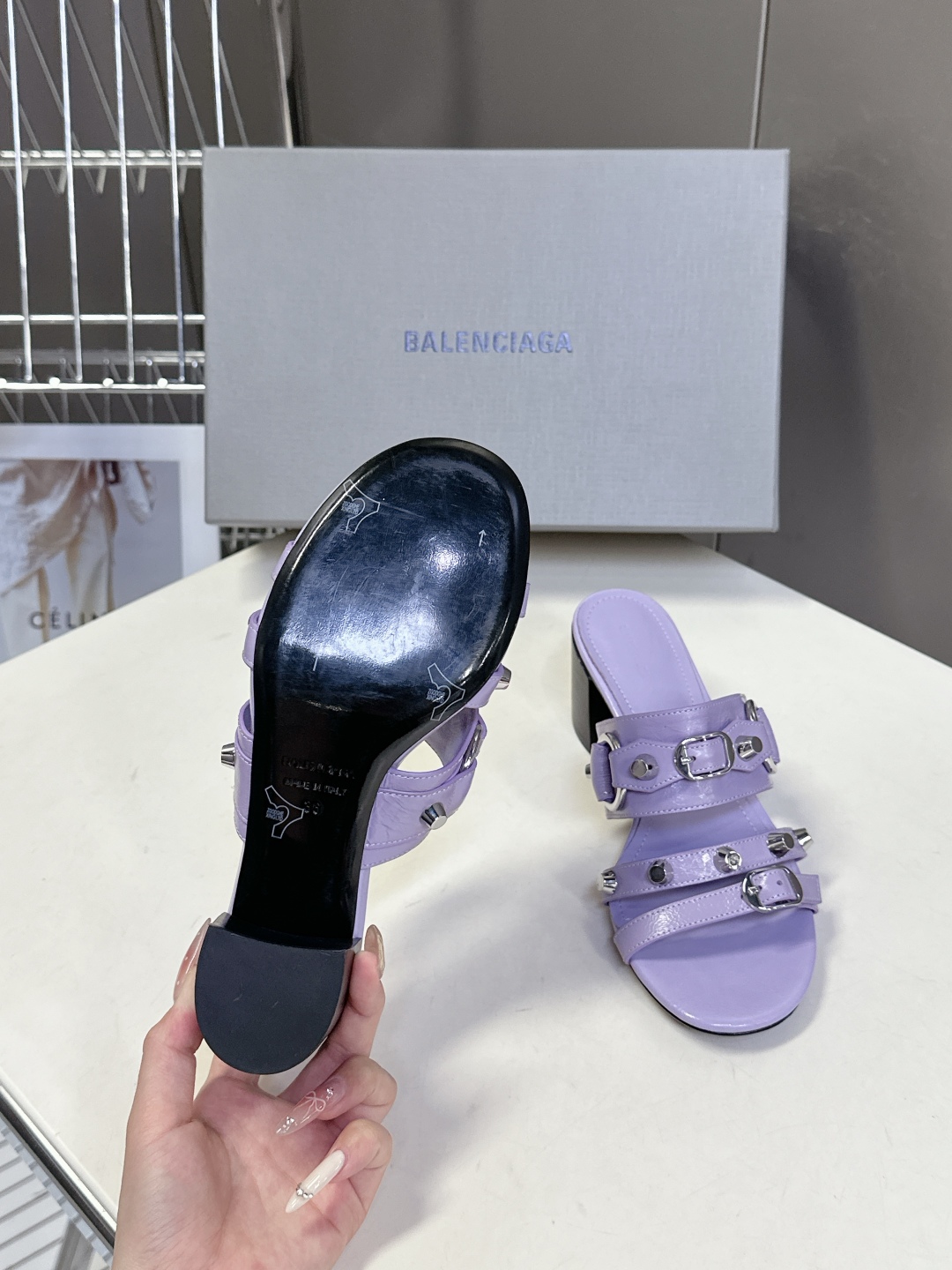  BALENCIAGA 巴黎世家新款金属铆钉凉拖鞋系列
    超多明星时尚博主种草夏天必备这CAGOL