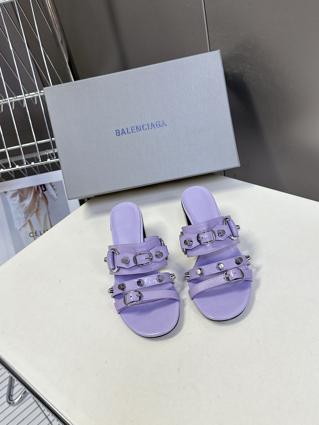  BALENCIAGA 巴黎世家新款金属铆钉凉拖鞋系列
    超多明星时尚博主种草夏天必备这CAGOL