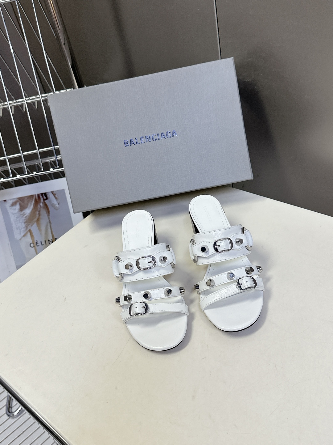  BALENCIAGA 巴黎世家新款金属铆钉凉拖鞋系列
    超多明星时尚博主种草夏天必备这CAGOL