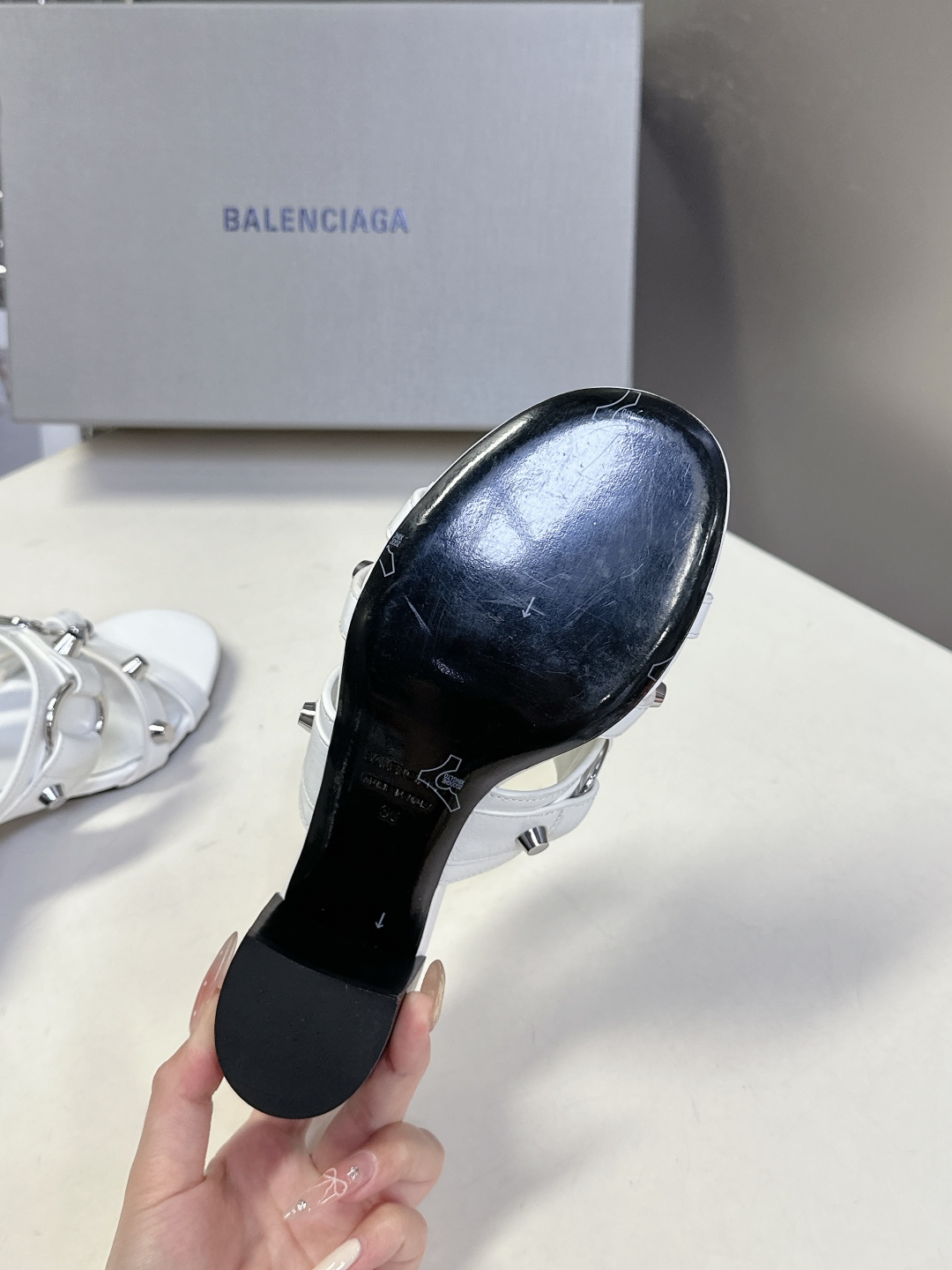 BALENCIAGA 巴黎世家新款金属铆钉凉拖鞋系列
    超多明星时尚博主种草夏天必备这CAGOL