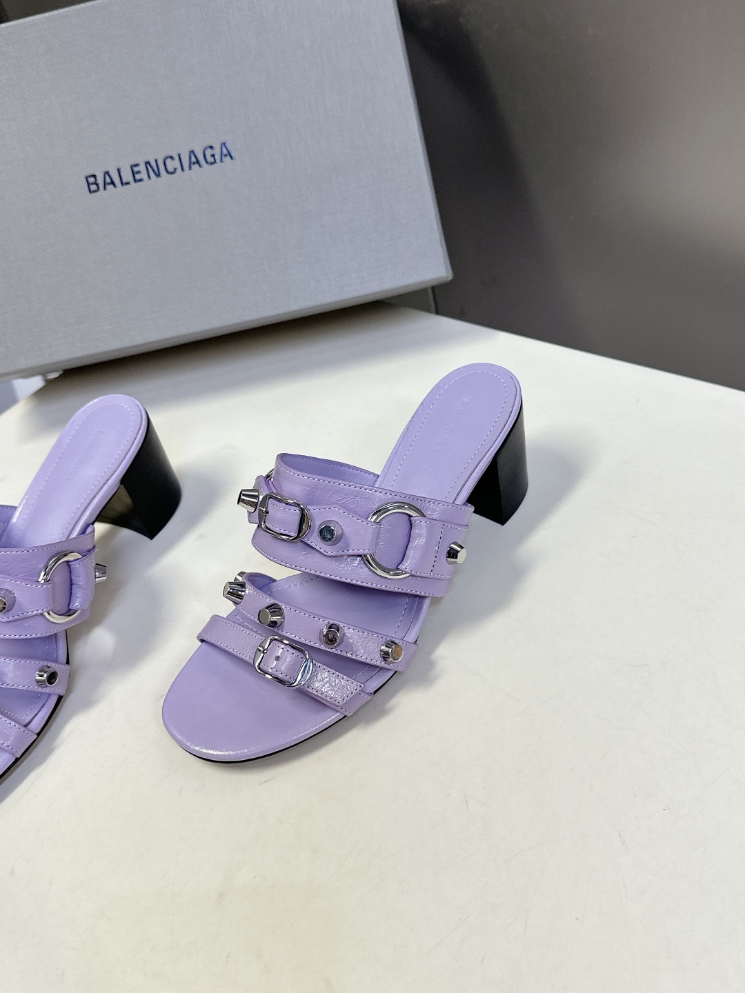 BALENCIAGA 巴黎世家新款金属铆钉凉拖鞋系列
    超多明星时尚博主种草夏天必备这CAGOL