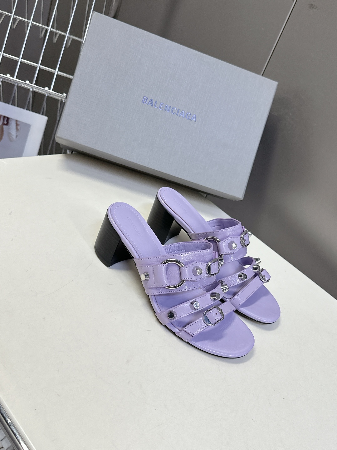  BALENCIAGA 巴黎世家新款金属铆钉凉拖鞋系列
    超多明星时尚博主种草夏天必备这CAGOL