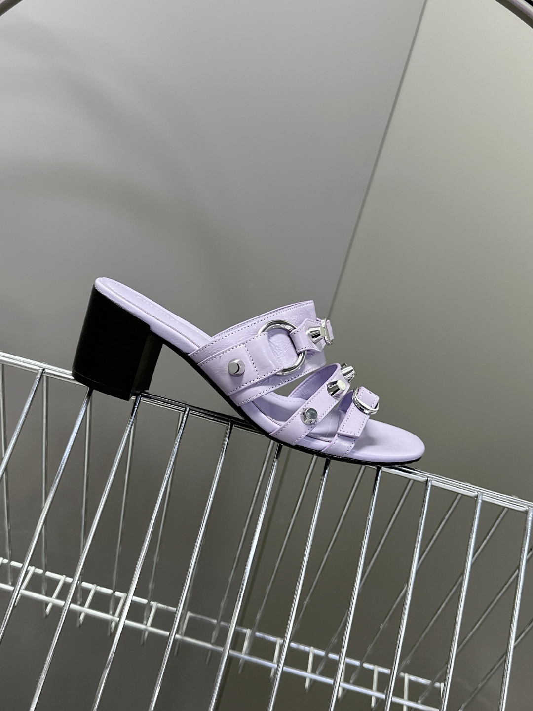  BALENCIAGA 巴黎世家新款金属铆钉凉拖鞋系列
    超多明星时尚博主种草夏天必备这CAGOL