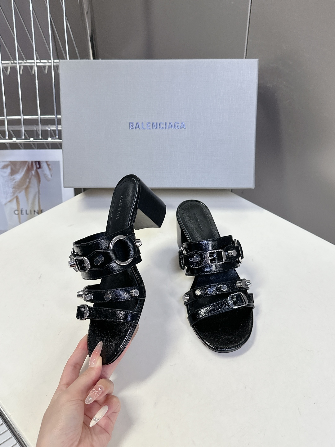  BALENCIAGA 巴黎世家新款金属铆钉凉拖鞋系列
    超多明星时尚博主种草夏天必备这CAGOL
