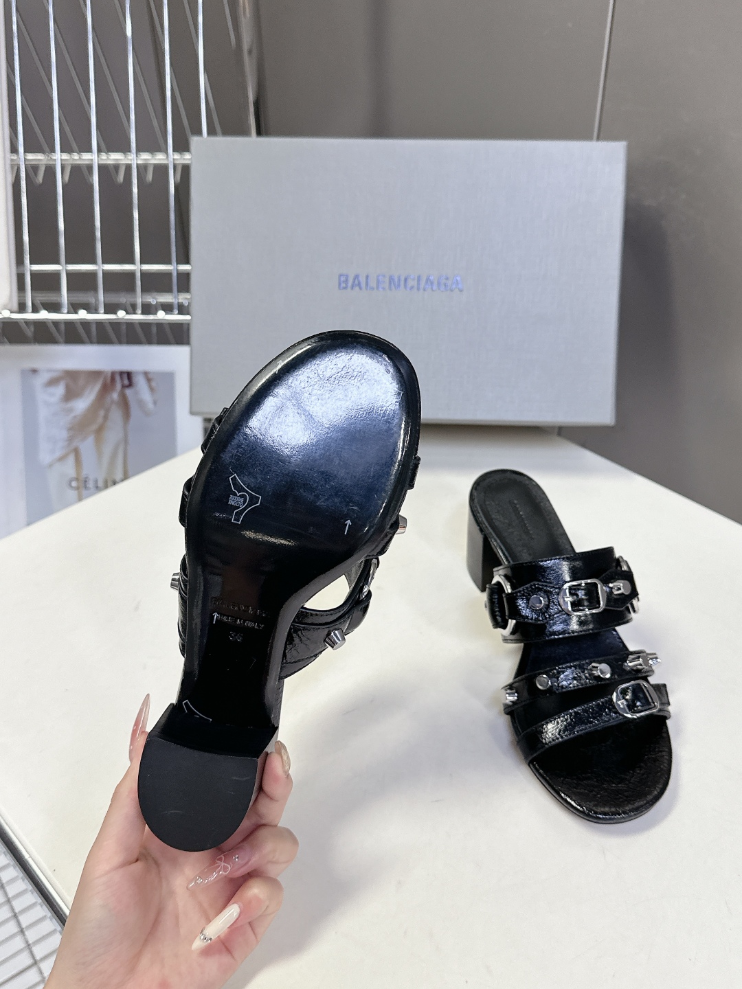  BALENCIAGA 巴黎世家新款金属铆钉凉拖鞋系列
    超多明星时尚博主种草夏天必备这CAGOL