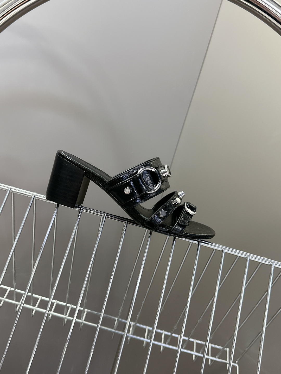  BALENCIAGA 巴黎世家新款金属铆钉凉拖鞋系列
    超多明星时尚博主种草夏天必备这CAGOL