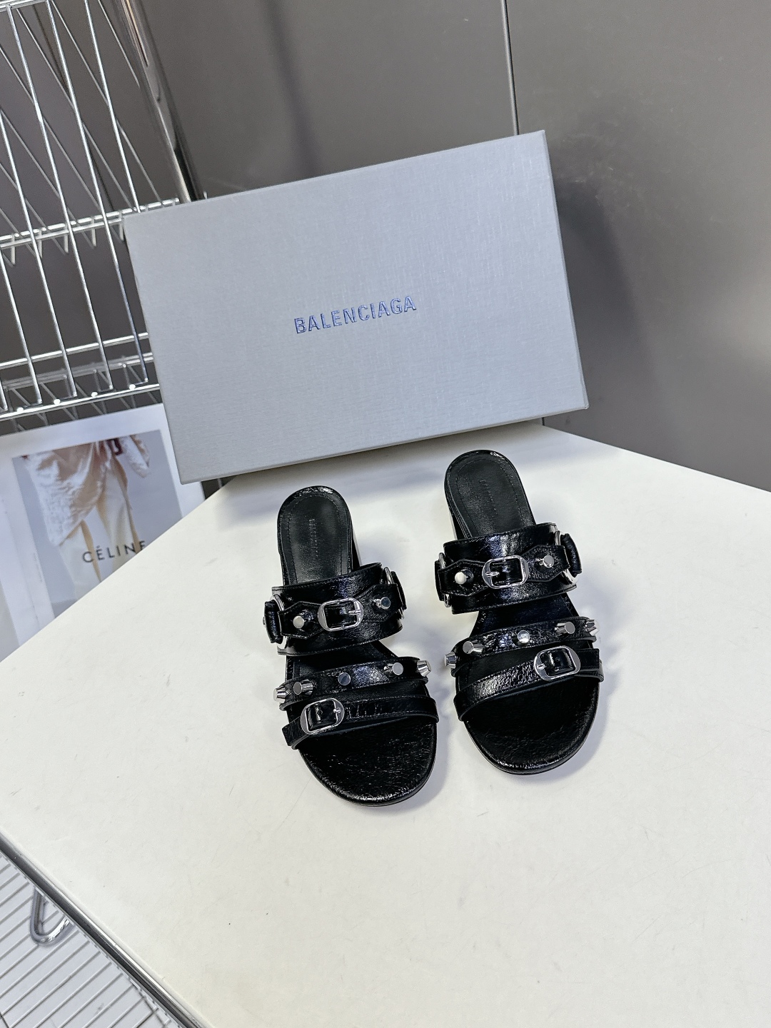  BALENCIAGA 巴黎世家新款金属铆钉凉拖鞋系列
    超多明星时尚博主种草夏天必备这CAGOL