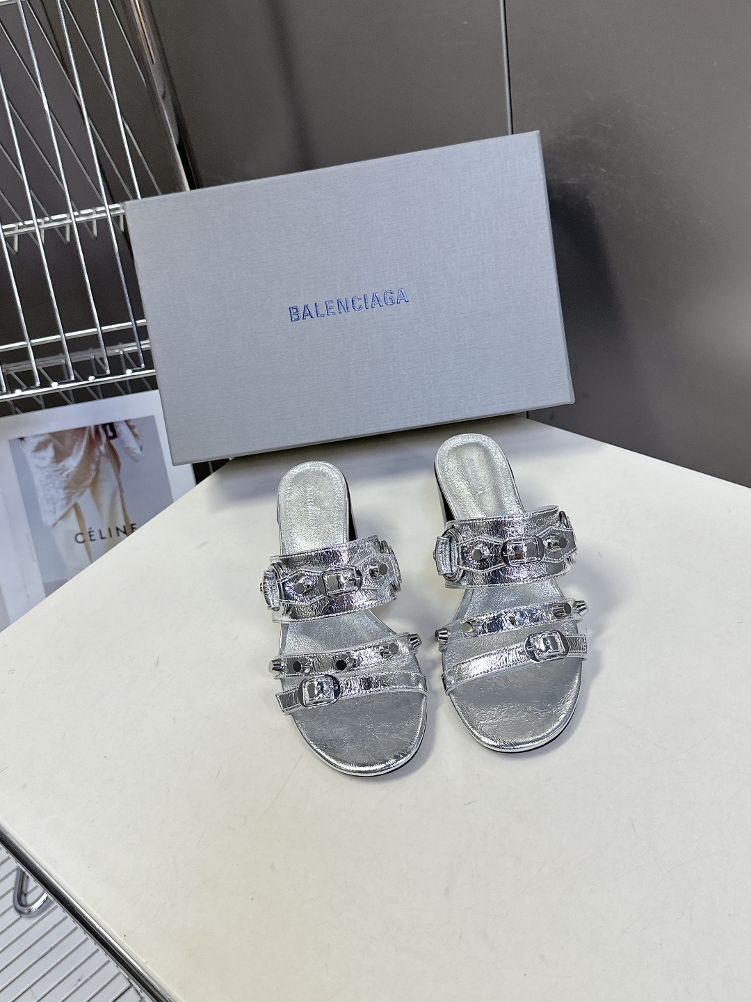  BALENCIAGA 巴黎世家新款金属铆钉凉拖鞋系列
    超多明星时尚博主种草夏天必备这CAGOL