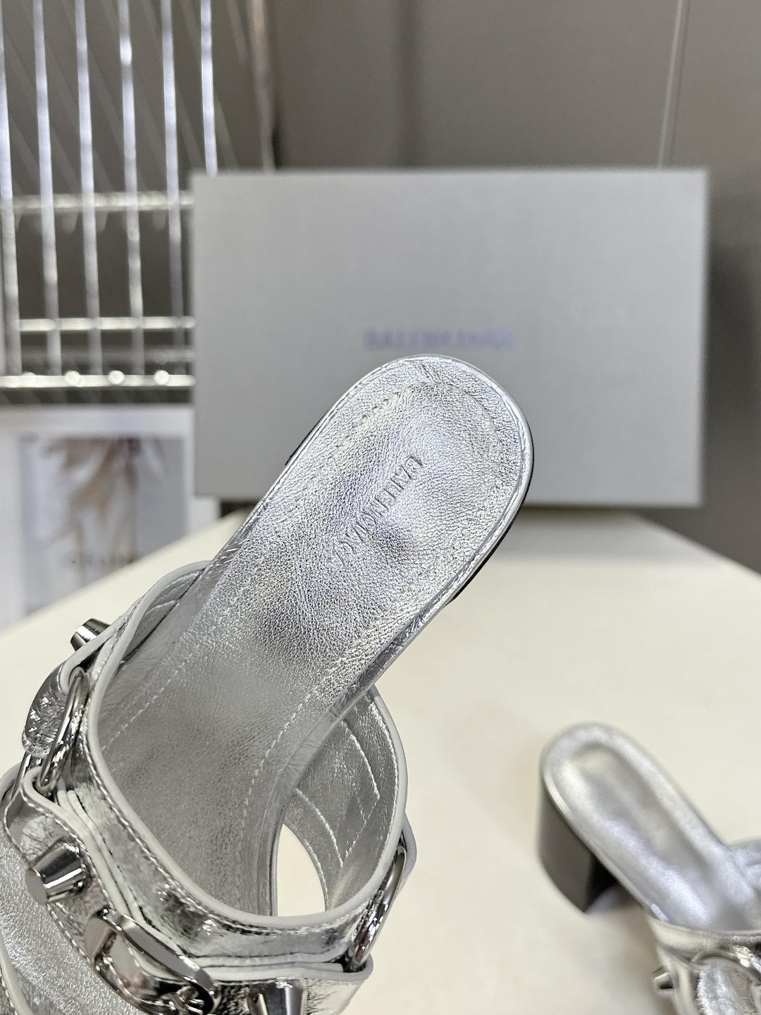 BALENCIAGA 巴黎世家新款金属铆钉凉拖鞋系列
    超多明星时尚博主种草夏天必备这CAGOL