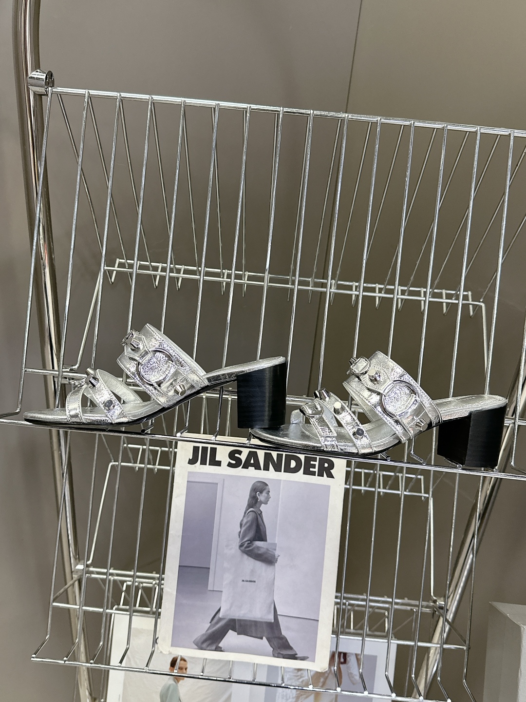  BALENCIAGA 巴黎世家新款金属铆钉凉拖鞋系列
    超多明星时尚博主种草夏天必备这CAGOL