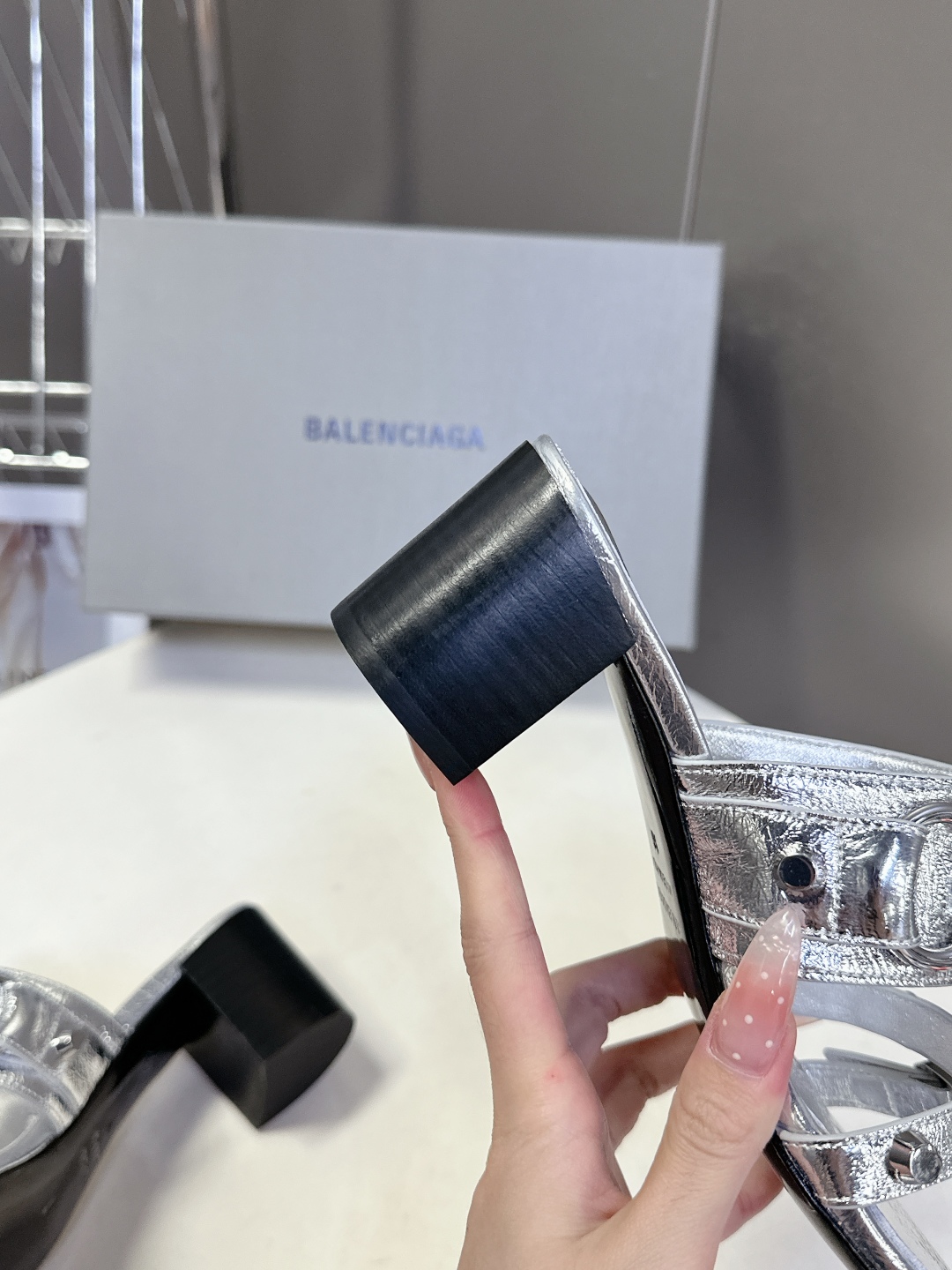  BALENCIAGA 巴黎世家新款金属铆钉凉拖鞋系列
    超多明星时尚博主种草夏天必备这CAGOL