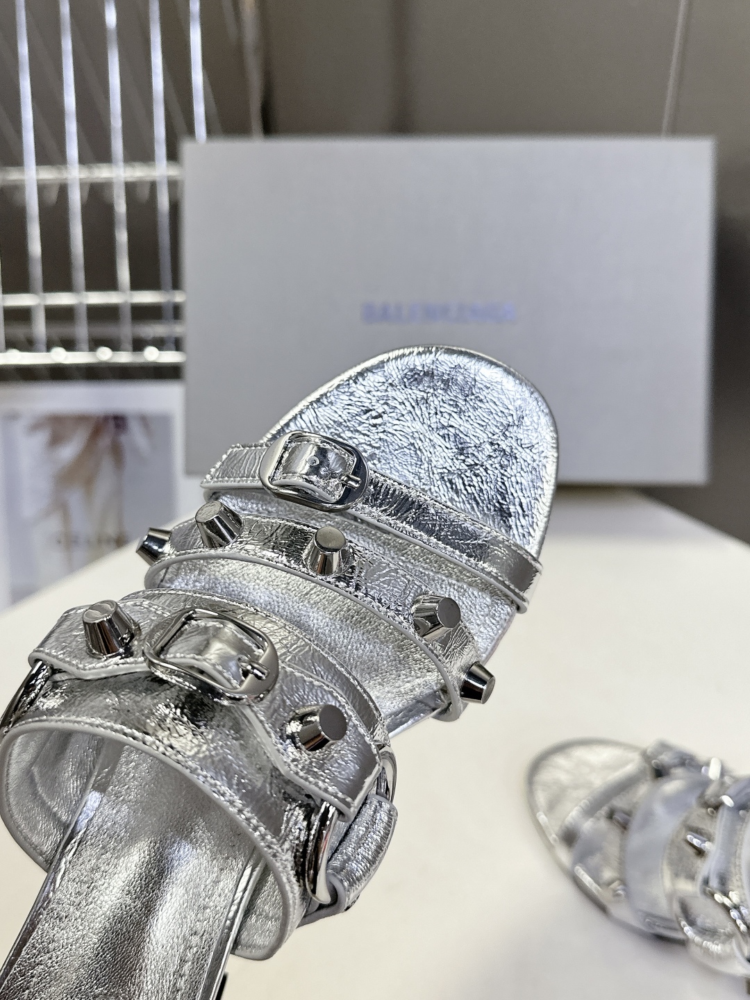  BALENCIAGA 巴黎世家新款金属铆钉凉拖鞋系列
    超多明星时尚博主种草夏天必备这CAGOL