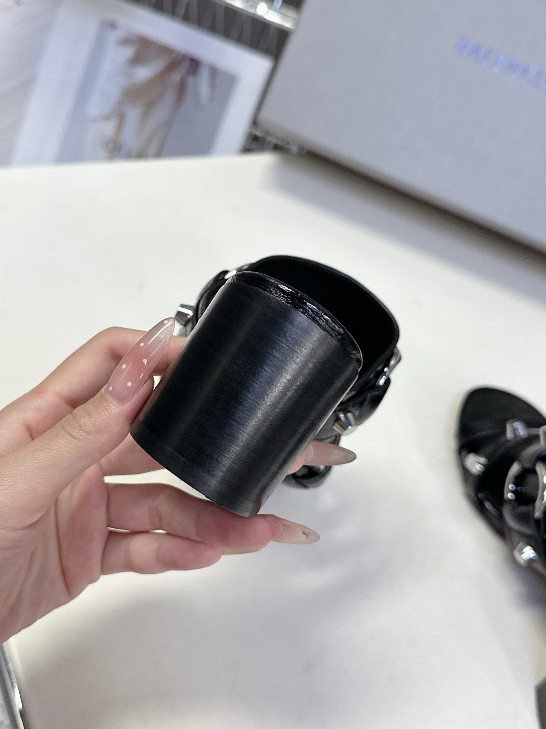  BALENCIAGA 巴黎世家新款金属铆钉凉拖鞋系列
    超多明星时尚博主种草夏天必备这CAGOL