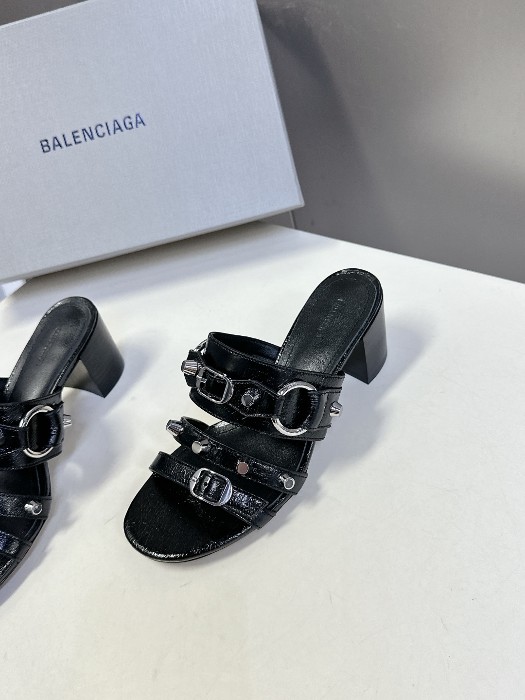  BALENCIAGA 巴黎世家新款金属铆钉凉拖鞋系列
    超多明星时尚博主种草夏天必备这CAGOL