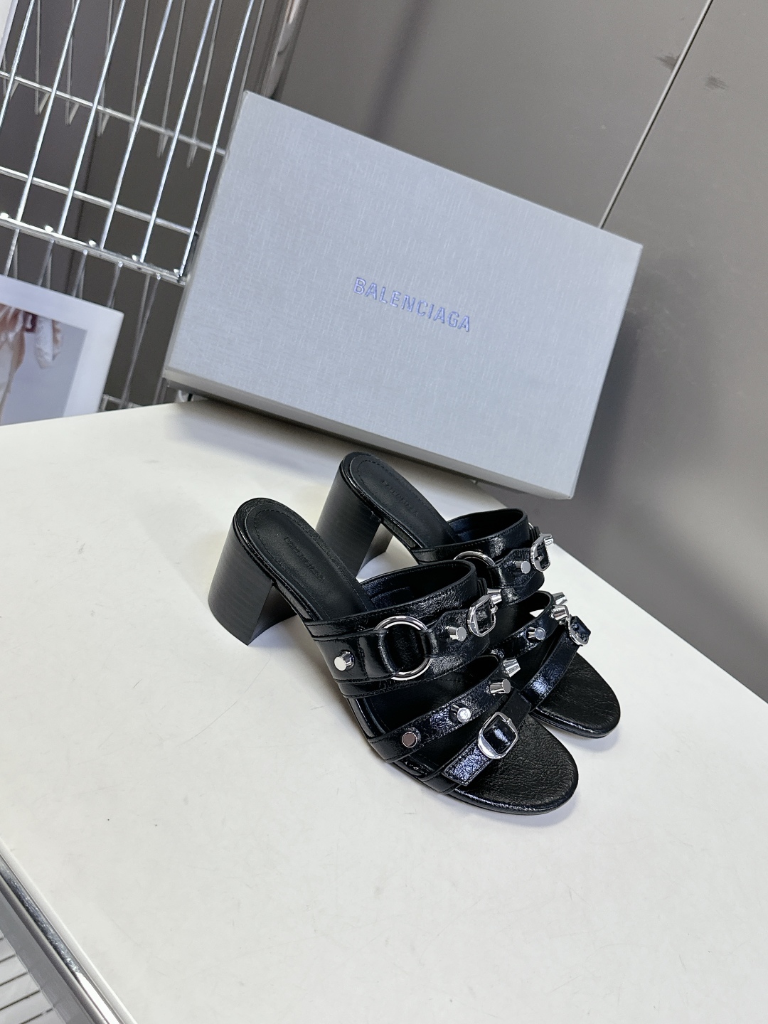  BALENCIAGA 巴黎世家新款金属铆钉凉拖鞋系列
    超多明星时尚博主种草夏天必备这CAGOL