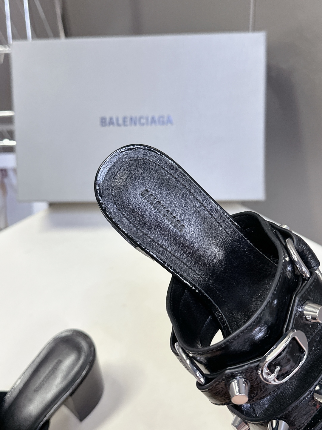  BALENCIAGA 巴黎世家新款金属铆钉凉拖鞋系列
    超多明星时尚博主种草夏天必备这CAGOL