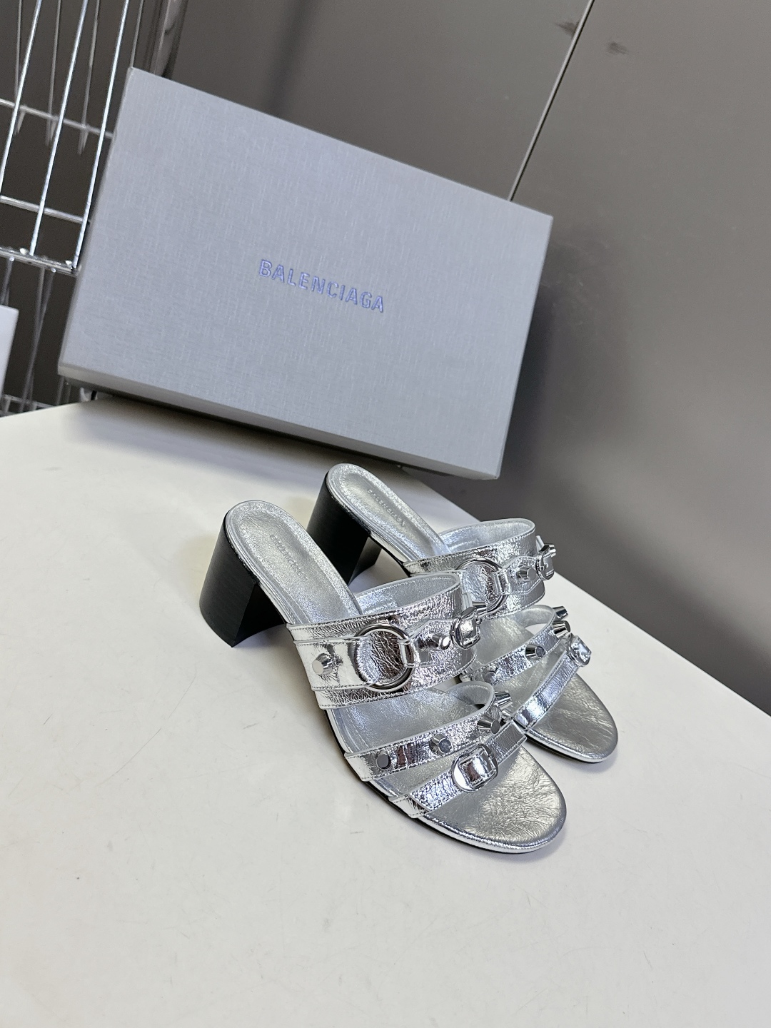  BALENCIAGA 巴黎世家新款金属铆钉凉拖鞋系列
    超多明星时尚博主种草夏天必备这CAGOL