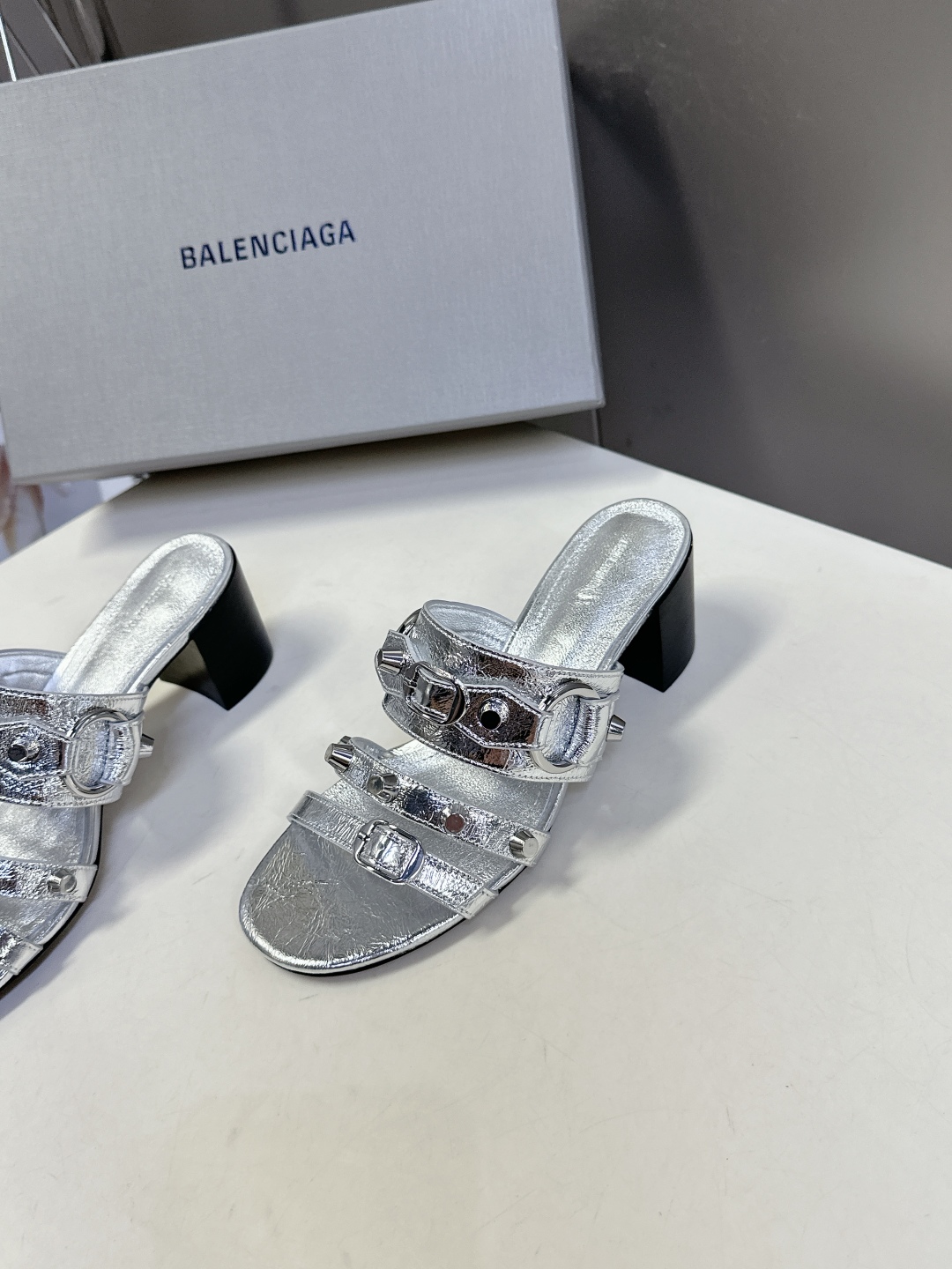  BALENCIAGA 巴黎世家新款金属铆钉凉拖鞋系列
    超多明星时尚博主种草夏天必备这CAGOL