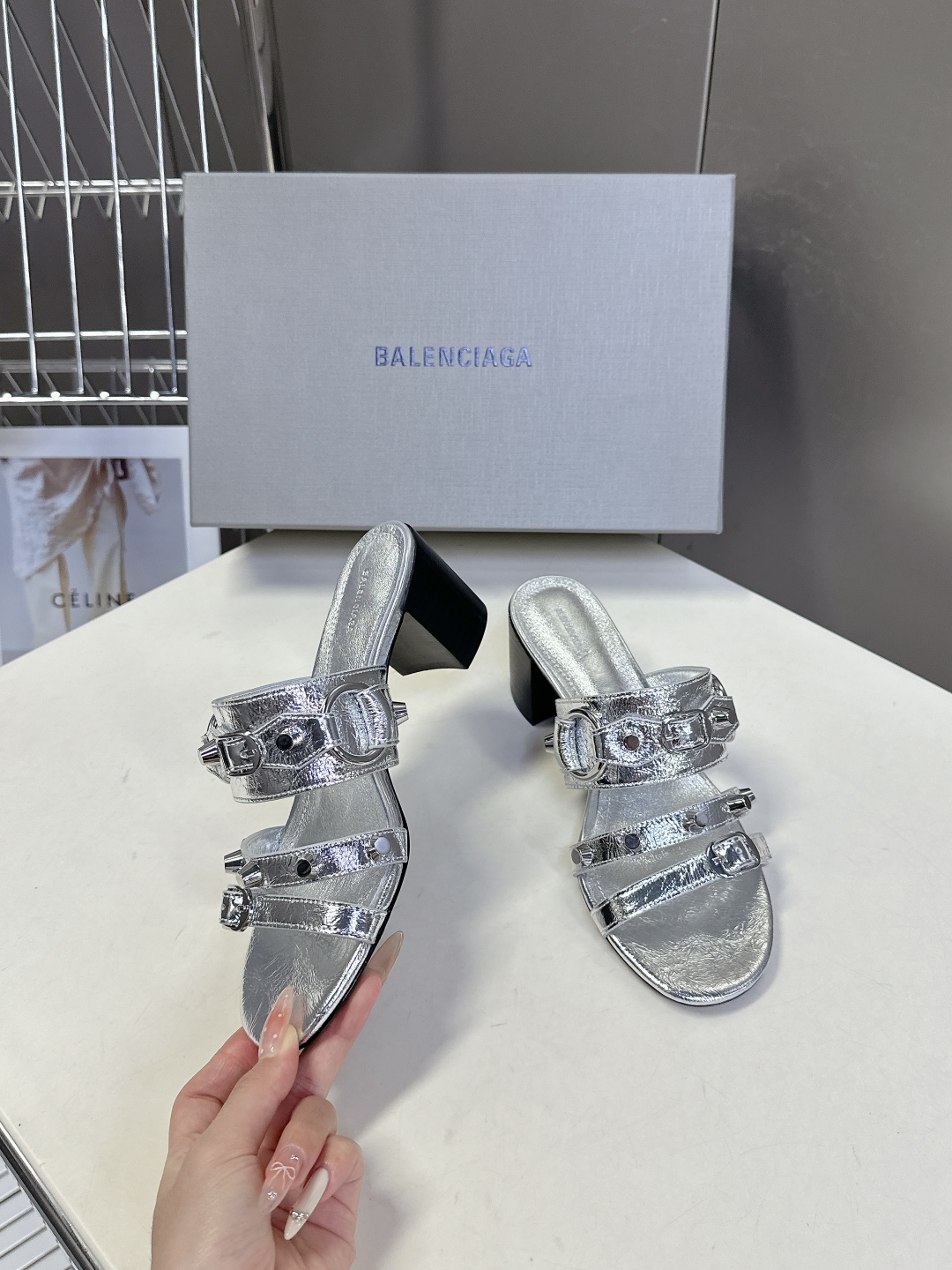  BALENCIAGA 巴黎世家新款金属铆钉凉拖鞋系列
    超多明星时尚博主种草夏天必备这CAGOL
