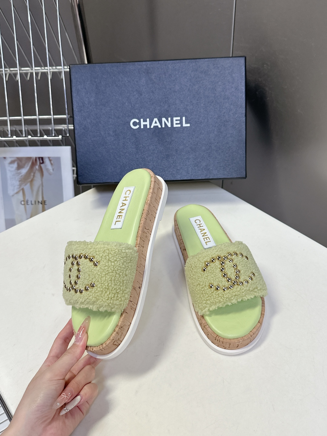  CHANEL香奈儿春夏沙滩厚底双C拖鞋 
  被各大博主点名沙滩拖鞋真的是超级爱了，简约的设计加上双C