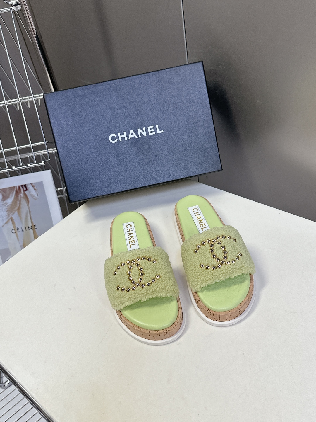  CHANEL香奈儿春夏沙滩厚底双C拖鞋 
  被各大博主点名沙滩拖鞋真的是超级爱了，简约的设计加上双C