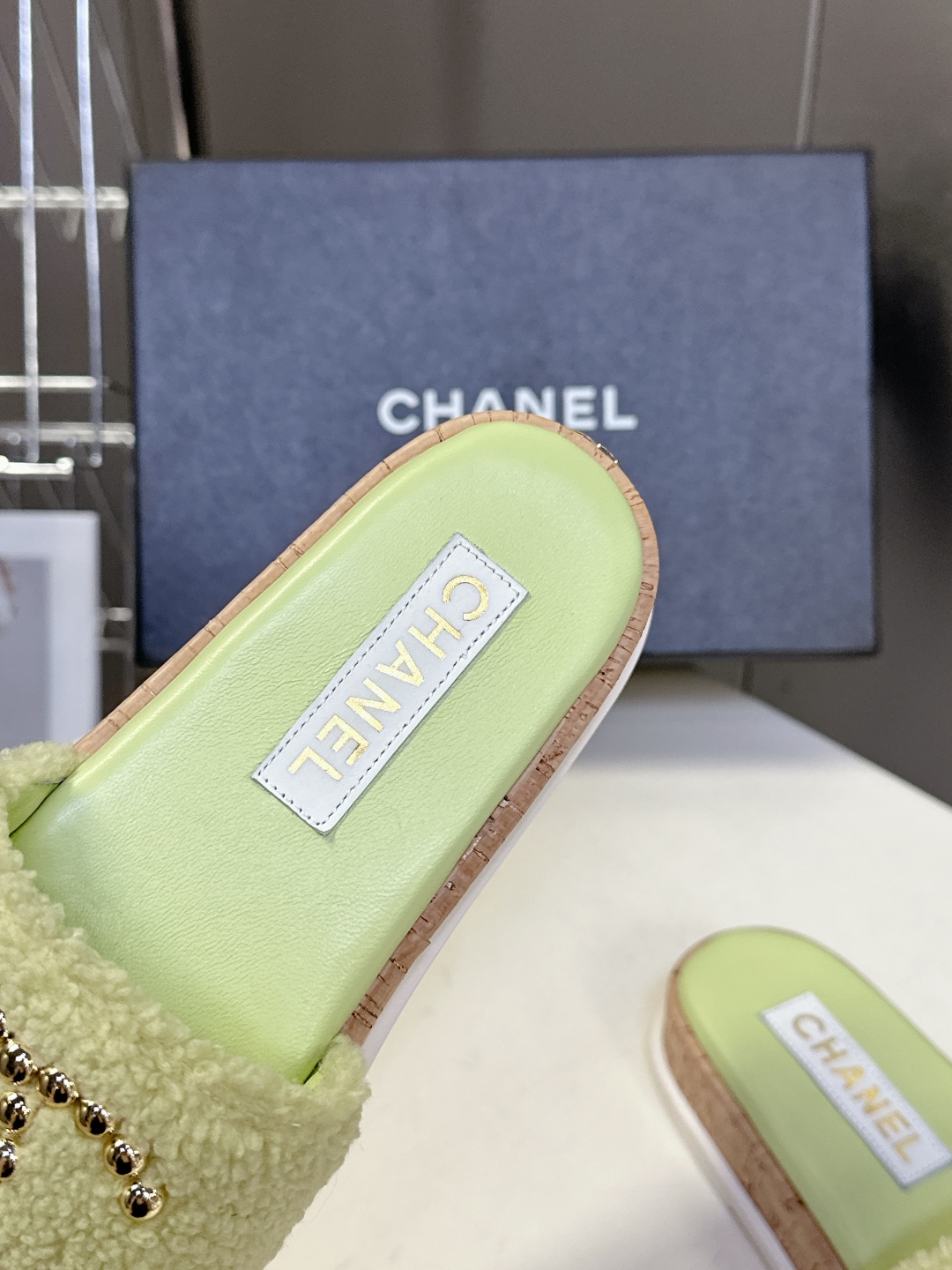  CHANEL香奈儿春夏沙滩厚底双C拖鞋 
  被各大博主点名沙滩拖鞋真的是超级爱了，简约的设计加上双C