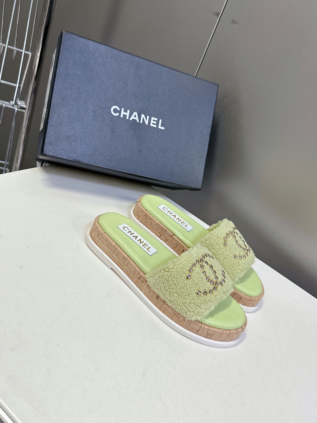  CHANEL香奈儿春夏沙滩厚底双C拖鞋 
  被各大博主点名沙滩拖鞋真的是超级爱了，简约的设计加上双C