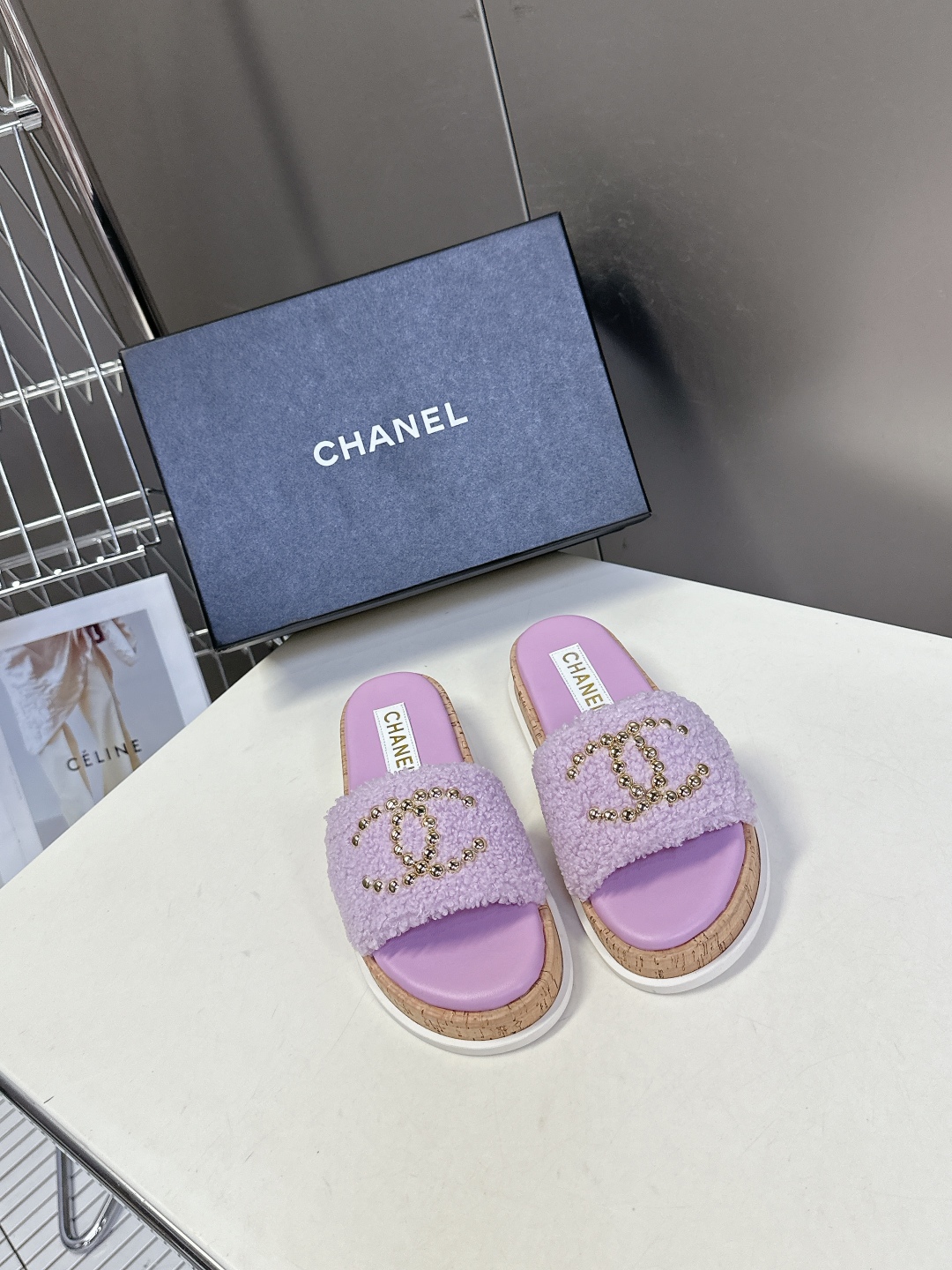  CHANEL香奈儿春夏沙滩厚底双C拖鞋 
  被各大博主点名沙滩拖鞋真的是超级爱了，简约的设计加上双C
