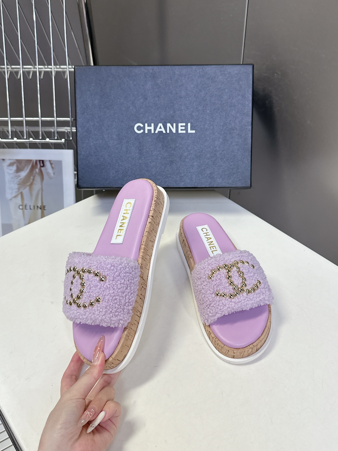  CHANEL香奈儿春夏沙滩厚底双C拖鞋 
  被各大博主点名沙滩拖鞋真的是超级爱了，简约的设计加上双C