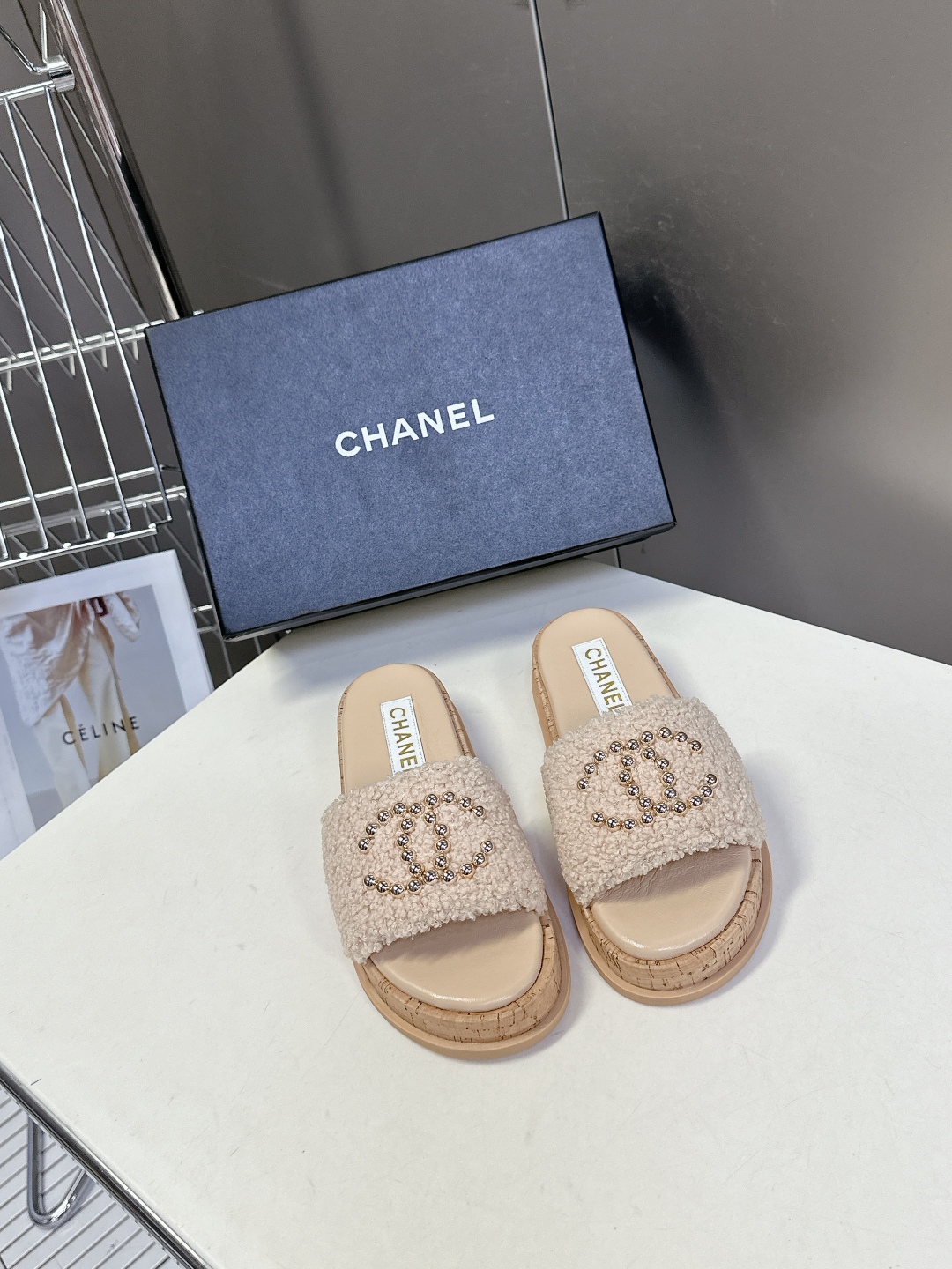  CHANEL香奈儿春夏沙滩厚底双C拖鞋 
  被各大博主点名沙滩拖鞋真的是超级爱了，简约的设计加上双C