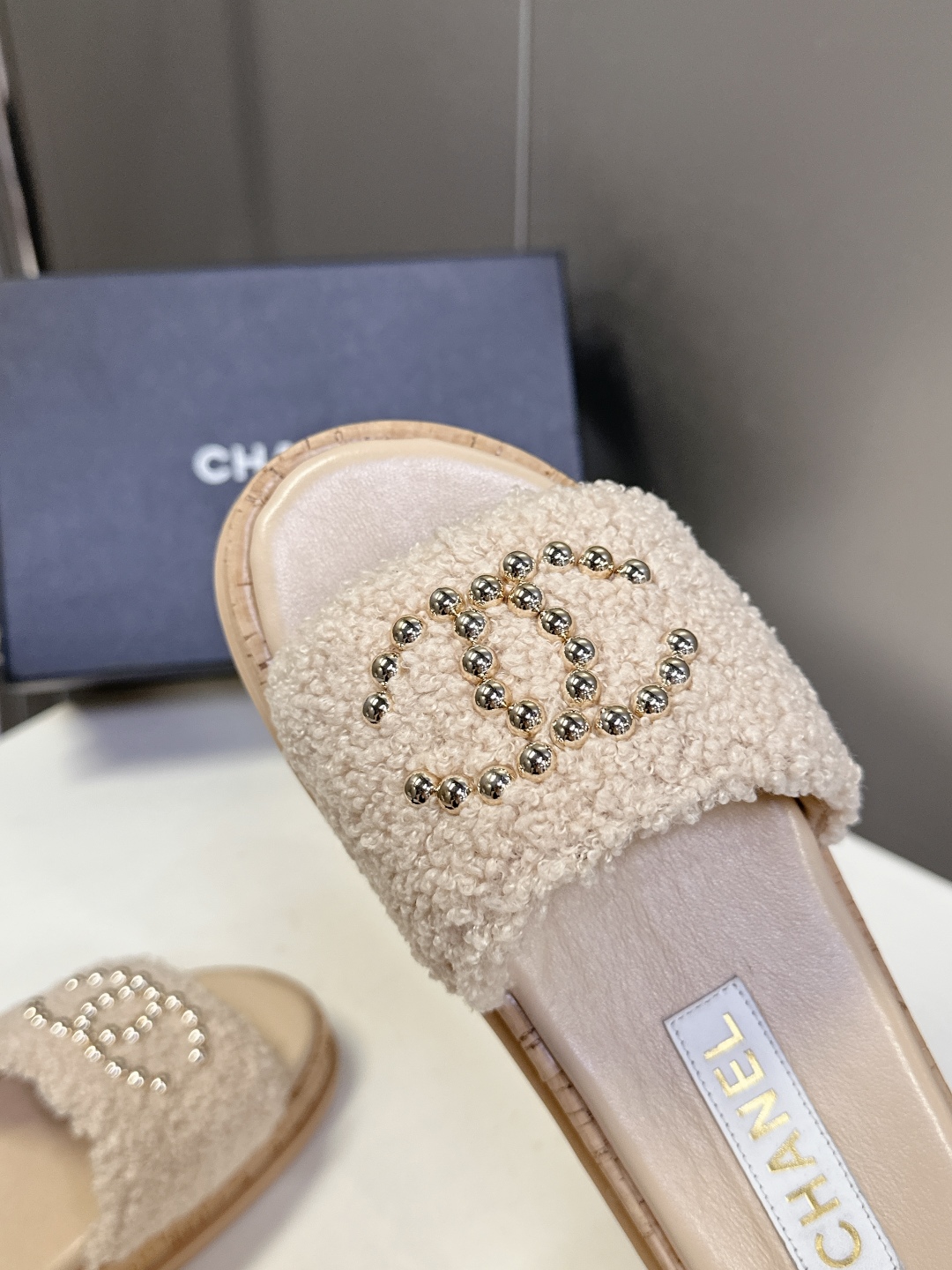  CHANEL香奈儿春夏沙滩厚底双C拖鞋 
  被各大博主点名沙滩拖鞋真的是超级爱了，简约的设计加上双C