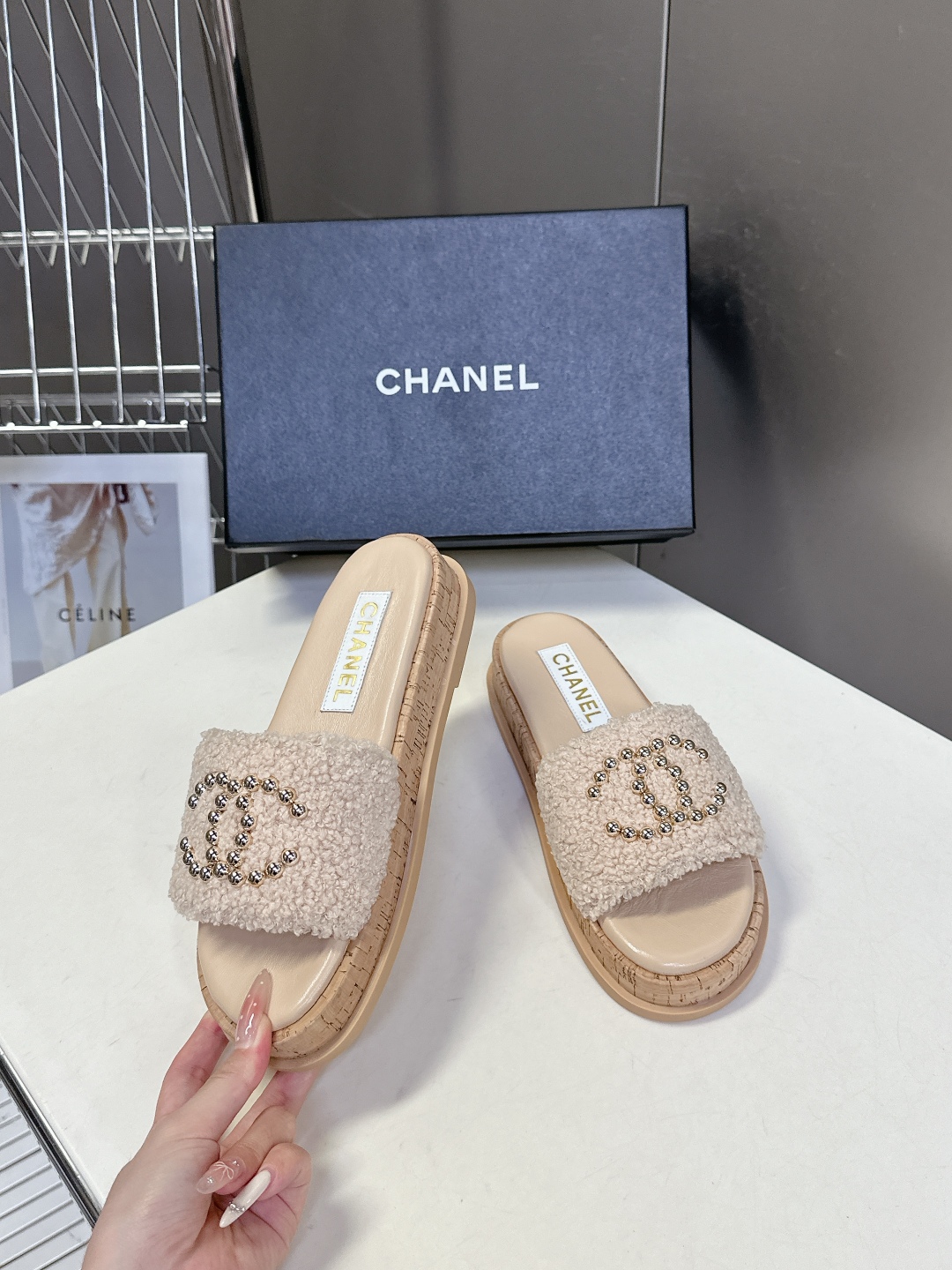  CHANEL香奈儿春夏沙滩厚底双C拖鞋 
  被各大博主点名沙滩拖鞋真的是超级爱了，简约的设计加上双C